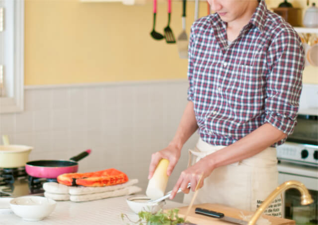 料理をする男性